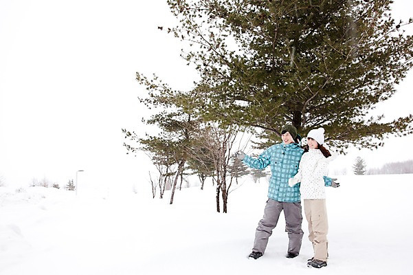 포토 JPG 주간 전신 나무 해외기획촬영 커플 계절 여자 남자 여행 포즈 겨울 2010년일본 모션 자연 스키장 서기 웃음 사람 동양인 20대 성인 야외 두명 옆모습 설원 한국인 눈 겨울여행 즐거움 스키복 눈내림 청년만 성인만 국내포토 자연요소 식물 옷 감정 뷰포인트 관계 날씨 스키 눈_날씨 표정 인종 청년 생태계 파일형식