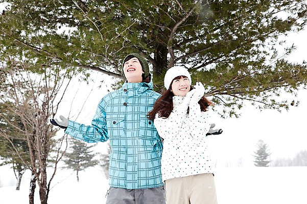 포토 JPG 주간 나무 해외기획촬영 커플 계절 여자 남자 여행 포즈 겨울 2010년일본 모션 자연 스키장 서기 웃음 사람 동양인 상반신 20대 성인 야외 두명 앞모습 설원 한국인 눈 겨울여행 즐거움 스키복 눈내림 청년만 성인만 국내포토 자연요소 식물 옷 감정 뷰포인트 관계 날씨 스키 눈_날씨 표정 인종 청년 생태계 파일형식