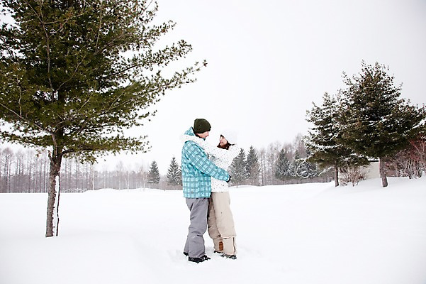 포토 JPG 주간 전신 나무 해외기획촬영 커플 계절 여자 남자 여행 포즈 겨울 2010년일본 안기 모션 포옹 자연 스키장 서기 웃음 사람 동양인 20대 성인 야외 두명 옆모습 마주보기 설원 기댐 한국인 눈 겨울여행 즐거움 스키복 눈내림 청년만 성인만 국내포토 자연요소 식물 옷 감정 뷰포인트 관계 날씨 스키 눈_날씨 표정 인종 청년 생태계 파일형식