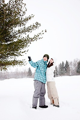 포토 JPG 주간 전신 나무 해외기획촬영 커플 계절 여자 남자 여행 포즈 겨울 2010년일본 안기 모션 포옹 자연 스키장 서기 웃음 사람 동양인 20대 성인 야외 두명 앞모습 설원 기댐 한국인 눈 겨울여행 즐거움 스키복 눈내림 청년만 성인만 국내포토 자연요소 식물 옷 감정 뷰포인트 관계 날씨 스키 눈_날씨 표정 인종 청년 생태계 파일형식