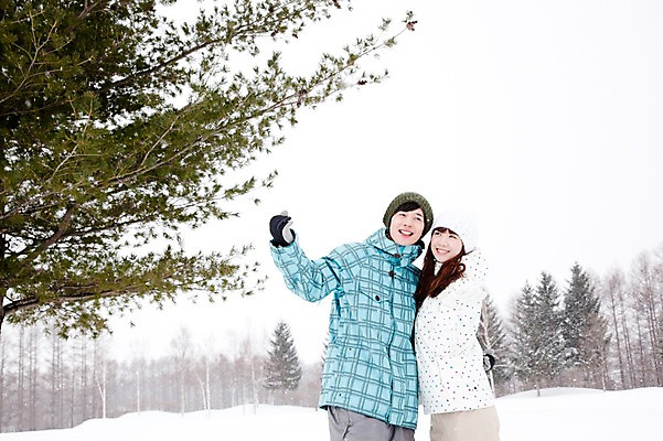 포토 JPG 주간 나무 해외기획촬영 커플 계절 여자 남자 여행 포즈 겨울 2010년일본 안기 모션 포옹 자연 스키장 서기 웃음 사람 동양인 상반신 20대 성인 야외 두명 앞모습 설원 기댐 한국인 눈 겨울여행 즐거움 스키복 눈내림 청년만 성인만 국내포토 자연요소 식물 옷 감정 뷰포인트 관계 날씨 스키 눈_날씨 표정 인종 청년 생태계 파일형식