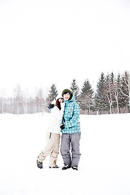 포토 JPG 주간 전신 나무 해외기획촬영 커플 계절 여자 남자 여행 포즈 겨울 2010년일본 안기 모션 포옹 자연 스키장 서기 웃음 사람 동양인 20대 성인 야외 두명 앞모습 설원 기댐 한국인 눈 겨울여행 즐거움 스키복 눈내림 청년만 성인만 국내포토 자연요소 식물 옷 감정 뷰포인트 관계 날씨 스키 눈_날씨 표정 인종 청년 생태계 파일형식