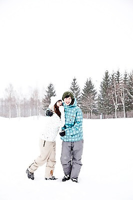 포토 JPG 주간 전신 나무 해외기획촬영 커플 계절 여자 남자 여행 포즈 겨울 2010년일본 안기 모션 포옹 자연 스키장 서기 웃음 사람 동양인 20대 성인 야외 두명 앞모습 설원 한국인 눈 겨울여행 즐거움 스키복 눈내림 청년만 성인만 국내포토 자연요소 식물 옷 감정 뷰포인트 관계 날씨 스키 눈_날씨 표정 인종 청년 생태계 파일형식