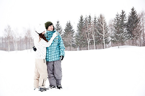 포토 JPG 주간 전신 나무 해외기획촬영 커플 계절 여자 남자 여행 포즈 겨울 2010년일본 안기 모션 포옹 자연 스키장 서기 웃음 사람 동양인 20대 성인 야외 두명 옆모습 설원 한국인 눈 겨울여행 즐거움 스키복 눈내림 청년만 성인만 국내포토 자연요소 식물 옷 감정 뷰포인트 관계 날씨 스키 눈_날씨 표정 인종 청년 생태계 파일형식