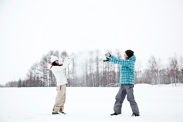포토 JPG 주간 전신 해외기획촬영 커플 계절 여자 남자 여행 포즈 겨울 장난 2010년일본 모션 자연 스키장 서기 웃음 사람 동양인 20대 성인 야외 두명 마주보기 설원 한국인 눈 던지기 겨울여행 즐거움 스키복 눈싸움 눈내림 청년만 성인만 국내포토 자연요소 옷 감정 관계 날씨 스키 눈_날씨 표정 인종 청년 생태계 싸움 파일형식