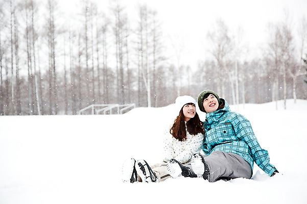 포토 JPG 주간 전신 나무 해외기획촬영 커플 계절 여자 남자 여행 포즈 겨울 2010년일본 모션 자연 스키장 웃음 사람 앉기 동양인 20대 성인 야외 두명 설원 한국인 눈 겨울여행 즐거움 스키복 눈내림 청년만 성인만 국내포토 자연요소 식물 옷 감정 관계 날씨 스키 눈_날씨 표정 인종 청년 생태계 파일형식