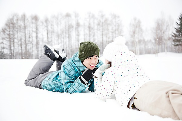 포토 JPG 주간 전신 나무 해외기획촬영 커플 계절 여자 남자 엎드리기 여행 포즈 겨울 2010년일본 모션 자연 스키장 웃음 사람 동양인 20대 성인 야외 두명 마주보기 설원 턱괴기 한국인 눈 겨울여행 즐거움 스키복 눈내림 청년만 성인만 국내포토 자연요소 식물 옷 감정 관계 날씨 스키 눈_날씨 표정 인종 청년 생태계 파일형식