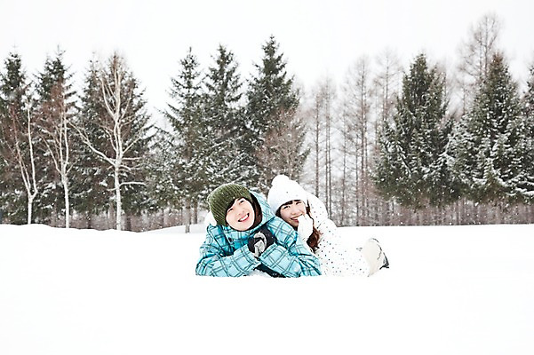 포토 JPG 주간 나무 해외기획촬영 커플 계절 여자 남자 엎드리기 여행 포즈 겨울 2010년일본 모션 자연 스키장 웃음 사람 동양인 20대 성인 야외 두명 앞모습 설원 기댐 한국인 눈 겨울여행 즐거움 스키복 눈내림 청년만 성인만 국내포토 자연요소 식물 옷 감정 뷰포인트 관계 날씨 스키 눈_날씨 표정 인종 청년 생태계 파일형식