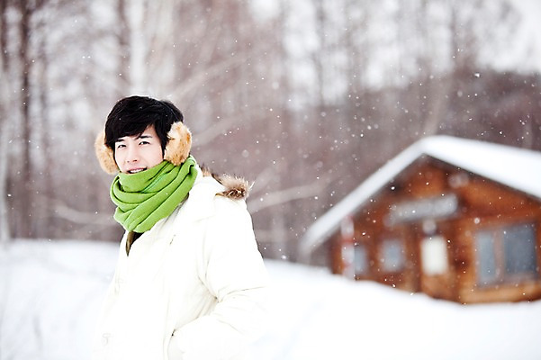 포토 JPG 주간 해외기획촬영 계절 남자 여유 여행 겨울 2010년일본 자연 휴식 주택 한명 사람 동양인 상반신 20대 성인 야외 옆모습 일본 한국인 추위 눈 통나무집 겨울여행 귀마개 눈내림 남자만 남자한명만 성인남자만 청년만 청년남자만 청년남자한명만 성인한명만 성인남자한명만 성인만 국내포토 자연요소 1 잡화 감정 아시아 뷰포인트 컨셉 날씨 눈_날씨 인종 청년 건물 생태계 파일형식