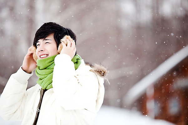 포토 JPG 주간 해외기획촬영 계절 남자 여유 여행 겨울 2010년일본 자연 휴식 주택 한명 사람 동양인 상반신 20대 성인 야외 옆모습 일본 한국인 추위 눈 통나무집 겨울여행 귀마개 눈내림 남자만 남자한명만 성인남자만 청년만 청년남자만 청년남자한명만 성인한명만 성인남자한명만 성인만 국내포토 자연요소 1 잡화 감정 아시아 뷰포인트 컨셉 날씨 눈_날씨 인종 청년 건물 생태계 파일형식