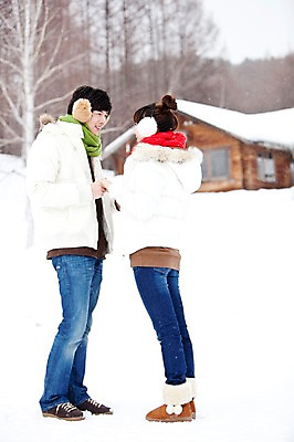 포토 JPG 주간 전신 나무 해외기획촬영 커플 계절 여자 남자 여행 겨울 2010년일본 자연 주택 웃음 사람 동양인 상반신 20대 성인 야외 두명 옆모습 마주보기 손잡기 일본 한국인 추위 눈 통나무집 겨울여행 귀마개 즐거움 눈내림 청년만 성인만 국내포토 자연요소 식물 잡화 감정 아시아 뷰포인트 관계 모션 날씨 눈_날씨 표정 인종 청년 건물 생태계 파일형식