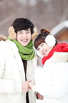 포토 JPG 주간 해외기획촬영 커플 계절 여자 남자 여행 겨울 2010년일본 자연 웃음 사람 동양인 상반신 20대 성인 야외 두명 앞모습 마주보기 손잡기 일본 한국인 추위 눈 겨울여행 귀마개 즐거움 눈내림 청년만 성인만 국내포토 자연요소 잡화 감정 아시아 뷰포인트 관계 모션 날씨 눈_날씨 표정 인종 청년 생태계 파일형식