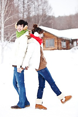 포토 JPG 주간 전신 나무 해외기획촬영 커플 계절 여자 남자 여행 겨울 2010년일본 자연 주택 서기 웃음 사람 동양인 20대 성인 야외 두명 옆모습 손잡기 일본 기댐 한국인 추위 등돌리기 눈 통나무집 겨울여행 귀마개 즐거움 눈내림 청년만 성인만 돌아서기 국내포토 자연요소 식물 잡화 감정 아시아 뷰포인트 관계 모션 날씨 눈_날씨 표정 인종 청년 건물 생태계 파일형식