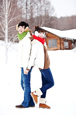 포토 JPG 주간 전신 나무 해외기획촬영 커플 계절 여자 남자 여행 겨울 2010년일본 자연 주택 서기 웃음 사람 동양인 20대 성인 야외 두명 옆모습 손잡기 일본 기댐 한국인 추위 등돌리기 눈 통나무집 겨울여행 귀마개 즐거움 눈내림 청년만 성인만 돌아서기 국내포토 자연요소 식물 잡화 감정 아시아 뷰포인트 관계 모션 날씨 눈_날씨 표정 인종 청년 건물 생태계 파일형식