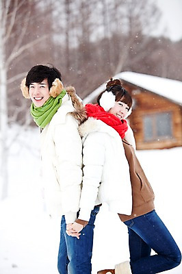 포토 JPG 주간 전신 나무 해외기획촬영 커플 계절 여자 남자 여행 겨울 2010년일본 자연 주택 서기 웃음 사람 동양인 20대 성인 야외 두명 옆모습 손잡기 일본 기댐 한국인 추위 등돌리기 눈 통나무집 겨울여행 귀마개 즐거움 눈내림 청년만 성인만 돌아서기 국내포토 자연요소 식물 잡화 감정 아시아 뷰포인트 관계 모션 날씨 눈_날씨 표정 인종 청년 건물 생태계 파일형식