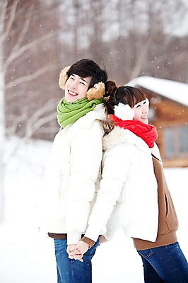 포토 JPG 주간 나무 해외기획촬영 커플 계절 여자 남자 여행 겨울 2010년일본 자연 주택 서기 웃음 사람 동양인 상반신 20대 성인 야외 두명 옆모습 손잡기 일본 기댐 한국인 추위 등돌리기 눈 통나무집 겨울여행 귀마개 즐거움 눈내림 청년만 성인만 돌아서기 국내포토 자연요소 식물 잡화 감정 아시아 뷰포인트 관계 모션 날씨 눈_날씨 표정 인종 청년 건물 생태계 파일형식