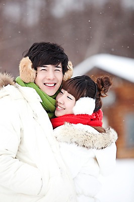 포토 JPG 주간 해외기획촬영 커플 계절 여자 남자 여행 겨울 2010년일본 안기 포옹 자연 웃음 사람 동양인 20대 성인 야외 두명 옆모습 눈감음 일본 한국인 추위 눈 겨울여행 귀마개 즐거움 눈내림 청년만 성인만 국내포토 자연요소 잡화 감정 아시아 뷰포인트 관계 모션 날씨 눈_날씨 표정 인종 청년 생태계 파일형식