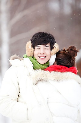 포토 JPG 주간 해외기획촬영 커플 계절 여자 남자 여행 겨울 2010년일본 안기 포옹 자연 웃음 사람 동양인 20대 성인 야외 두명 앞모습 눈감음 일본 한국인 추위 눈 겨울여행 귀마개 즐거움 눈내림 청년만 성인만 국내포토 자연요소 잡화 감정 아시아 뷰포인트 관계 모션 날씨 눈_날씨 표정 인종 청년 생태계 파일형식