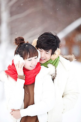 포토 JPG 주간 해외기획촬영 커플 계절 여자 남자 여행 겨울 2010년일본 안기 포옹 자연 웃음 사람 동양인 20대 성인 야외 두명 앞모습 눈감음 일본 한국인 추위 눈 겨울여행 귀마개 즐거움 눈내림 청년만 성인만 내려보기 국내포토 자연요소 잡화 감정 아시아 뷰포인트 관계 모션 날씨 눈_날씨 표정 인종 청년 생태계 파일형식