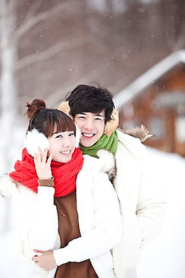 포토 JPG 주간 해외기획촬영 커플 계절 여자 남자 여행 겨울 2010년일본 안기 포옹 자연 웃음 사람 동양인 20대 성인 야외 두명 앞모습 일본 한국인 추위 눈 겨울여행 귀마개 즐거움 눈내림 청년만 성인만 국내포토 자연요소 잡화 감정 아시아 뷰포인트 관계 모션 날씨 눈_날씨 표정 인종 청년 생태계 파일형식