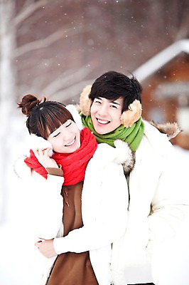 포토 JPG 주간 해외기획촬영 커플 계절 여자 남자 여행 겨울 2010년일본 안기 포옹 자연 웃음 사람 동양인 20대 성인 야외 두명 앞모습 눈감음 일본 한국인 추위 눈 겨울여행 귀마개 즐거움 눈내림 청년만 성인만 국내포토 자연요소 잡화 감정 아시아 뷰포인트 관계 모션 날씨 눈_날씨 표정 인종 청년 생태계 파일형식