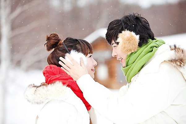 포토 JPG 주간 해외기획촬영 커플 계절 여자 남자 여행 겨울 2010년일본 자연 사람 동양인 상반신 20대 성인 야외 두명 옆모습 일본 한국인 추위 눈 겨울여행 귀마개 감싸기 눈내림 청년만 성인만 국내포토 자연요소 잡화 아시아 뷰포인트 관계 모션 날씨 눈_날씨 인종 청년 생태계 파일형식