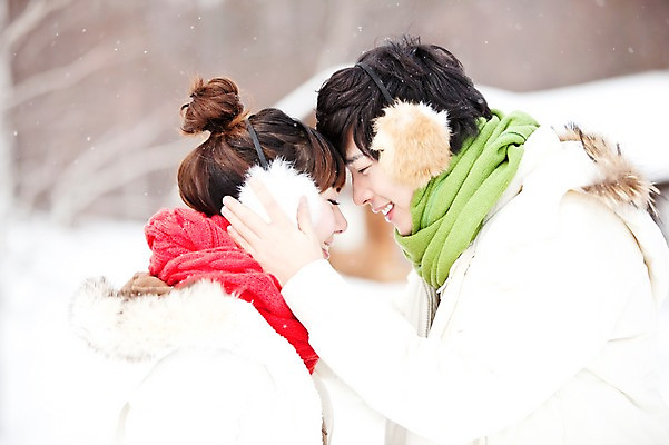 포토 JPG 주간 해외기획촬영 커플 계절 여자 남자 여행 겨울 2010년일본 자연 사람 동양인 상반신 20대 성인 야외 두명 옆모습 일본 한국인 추위 눈 겨울여행 귀마개 이마맞대기 감싸기 이마 눈내림 청년만 성인만 국내포토 자연요소 잡화 아시아 뷰포인트 관계 모션 날씨 눈_날씨 인종 청년 생태계 얼굴맞대기 파일형식