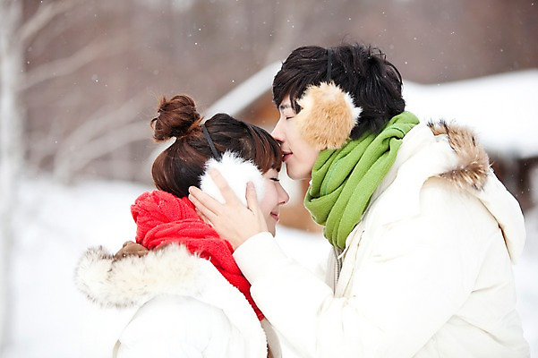 포토 JPG 주간 해외기획촬영 커플 계절 여자 남자 여행 겨울 2010년일본 자연 키스 사람 동양인 상반신 20대 성인 야외 두명 옆모습 일본 한국인 추위 눈 겨울여행 귀마개 눈내림 청년만 성인만 국내포토 자연요소 잡화 아시아 뷰포인트 관계 날씨 눈_날씨 인종 청년 애정표현 생태계 파일형식