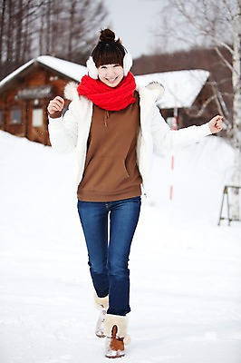 포토 JPG 주간 전신 나무 해외기획촬영 계절 여자 여유 여행 겨울 장난 2010년일본 자연 휴식 주택 한명 서기 웃음 사람 동양인 20대 성인 야외 앞모습 일본 한국인 추위 눈 킥 통나무집 겨울여행 귀마개 즐거움 눈내림 여자만 여자한명만 성인여자만 청년만 청년여자만 성인한명만 청년여자한명만 성인여자한명만 성인만 국내포토 자연요소 식물 1 잡화 감정 아시아 뷰포인트 컨셉 모션 날씨 눈_날씨 표정 인종 청년 건물 생태계 파일형식