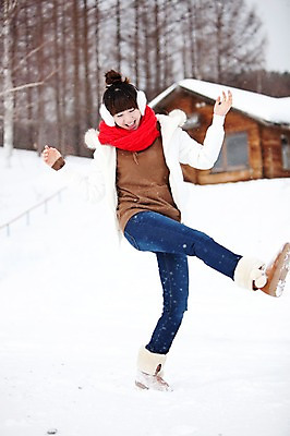 포토 JPG 주간 전신 나무 해외기획촬영 계절 여자 여유 여행 겨울 장난 2010년일본 자연 휴식 주택 한명 서기 웃음 사람 동양인 20대 성인 야외 앞모습 일본 한국인 추위 눈 킥 통나무집 겨울여행 귀마개 즐거움 눈내림 여자만 여자한명만 성인여자만 청년만 청년여자만 성인한명만 청년여자한명만 성인여자한명만 성인만 국내포토 자연요소 식물 1 잡화 감정 아시아 뷰포인트 컨셉 모션 날씨 눈_날씨 표정 인종 청년 건물 생태계 파일형식