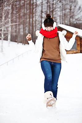 포토 JPG 주간 전신 나무 해외기획촬영 계절 여자 여유 여행 겨울 장난 2010년일본 자연 휴식 주택 한명 서기 웃음 사람 동양인 20대 성인 야외 앞모습 일본 한국인 추위 눈 킥 통나무집 겨울여행 귀마개 즐거움 눈내림 여자만 여자한명만 성인여자만 청년만 청년여자만 성인한명만 청년여자한명만 성인여자한명만 성인만 국내포토 자연요소 식물 1 잡화 감정 아시아 뷰포인트 컨셉 모션 날씨 눈_날씨 표정 인종 청년 건물 생태계 파일형식