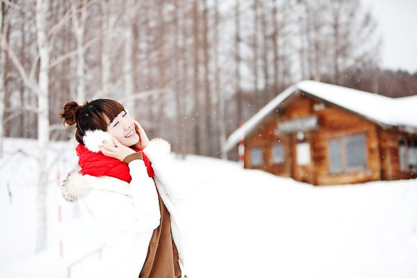 포토 JPG 주간 해외기획촬영 계절 여자 여유 여행 겨울 2010년일본 자연 휴식 주택 한명 사람 동양인 상반신 20대 성인 야외 옆모습 눈감음 일본 한국인 추위 눈 통나무집 겨울여행 귀마개 눈내림 여자만 여자한명만 성인여자만 청년만 청년여자만 성인한명만 청년여자한명만 성인여자한명만 성인만 국내포토 자연요소 1 잡화 감정 아시아 뷰포인트 컨셉 모션 날씨 눈_날씨 인종 청년 건물 생태계 파일형식