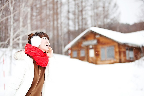 포토 JPG 주간 해외기획촬영 계절 여자 여유 여행 포즈 겨울 2010년일본 모션 자연 휴식 주택 한명 사람 동양인 상반신 20대 성인 야외 옆모습 일본 한국인 추위 눈 통나무집 겨울여행 귀마개 눈내림 여자만 여자한명만 성인여자만 청년만 청년여자만 성인한명만 청년여자한명만 성인여자한명만 성인만 국내포토 자연요소 1 잡화 감정 아시아 뷰포인트 컨셉 날씨 눈_날씨 인종 청년 건물 생태계 파일형식