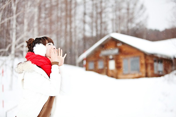 포토 JPG 주간 해외기획촬영 계절 여자 여유 여행 포즈 겨울 2010년일본 모션 자연 휴식 주택 한명 사람 동양인 상반신 20대 성인 야외 옆모습 일본 외침 한국인 추위 눈 통나무집 겨울여행 귀마개 눈내림 여자만 여자한명만 성인여자만 청년만 청년여자만 성인한명만 청년여자한명만 성인여자한명만 성인만 국내포토 자연요소 1 잡화 감정 아시아 뷰포인트 컨셉 날씨 눈_날씨 인종 청년 건물 소리 생태계 파일형식