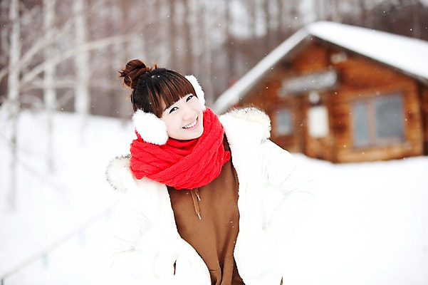 포토 JPG 주간 해외기획촬영 계절 여자 여유 여행 겨울 2010년일본 자연 휴식 주택 한명 사람 동양인 상반신 20대 성인 야외 앞모습 일본 한국인 추위 눈 통나무집 겨울여행 귀마개 눈내림 여자만 여자한명만 성인여자만 청년만 청년여자만 성인한명만 청년여자한명만 성인여자한명만 성인만 국내포토 자연요소 1 잡화 감정 아시아 뷰포인트 컨셉 날씨 눈_날씨 인종 청년 건물 생태계 파일형식