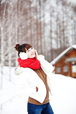 포토 JPG 주간 해외기획촬영 계절 여자 여유 여행 겨울 2010년일본 자연 휴식 주택 한명 사람 동양인 상반신 20대 성인 야외 앞모습 옆모습 일본 한국인 추위 눈 통나무집 겨울여행 귀마개 눈내림 여자만 여자한명만 성인여자만 청년만 청년여자만 성인한명만 청년여자한명만 성인여자한명만 성인만 국내포토 자연요소 1 잡화 감정 아시아 뷰포인트 컨셉 날씨 눈_날씨 인종 청년 건물 생태계 파일형식