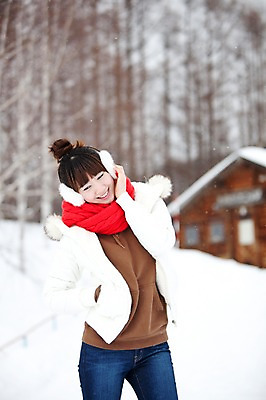 포토 JPG 주간 해외기획촬영 계절 여자 여유 여행 겨울 2010년일본 자연 휴식 한명 사람 동양인 상반신 20대 성인 야외 앞모습 일본 한국인 추위 눈 겨울여행 귀마개 눈내림 여자만 여자한명만 성인여자만 청년만 청년여자만 성인한명만 청년여자한명만 성인여자한명만 성인만 국내포토 자연요소 1 잡화 감정 아시아 뷰포인트 컨셉 날씨 눈_날씨 인종 청년 생태계 파일형식