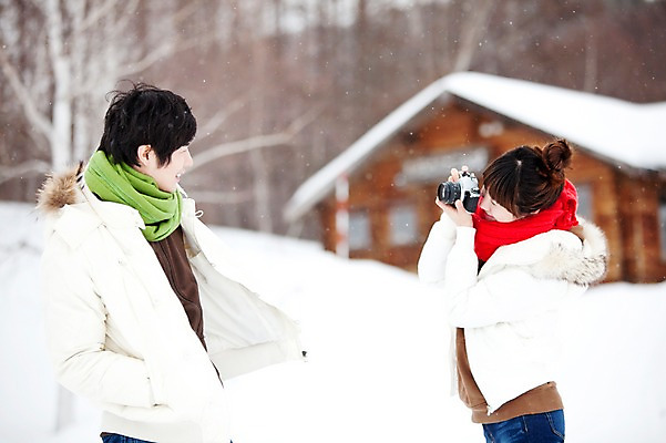 포토 JPG 주간 전신 나무 해외기획촬영 커플 계절 여자 남자 여행 겨울 2010년일본 자연 눈사람 주택 사람 동양인 20대 성인 야외 두명 옆모습 일본 사진촬영 한국인 추위 눈 통나무집 겨울여행 청년만 성인만 국내포토 자연요소 식물 아시아 뷰포인트 관계 날씨 인종 청년 건물 촬영 생태계 파일형식