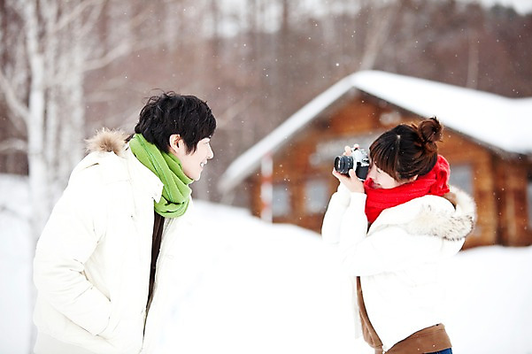 포토 JPG 주간 전신 나무 해외기획촬영 커플 계절 여자 남자 여행 겨울 2010년일본 자연 눈사람 주택 사람 동양인 20대 성인 야외 두명 옆모습 일본 사진촬영 한국인 추위 눈 통나무집 겨울여행 청년만 성인만 국내포토 자연요소 식물 아시아 뷰포인트 관계 날씨 인종 청년 건물 촬영 생태계 파일형식