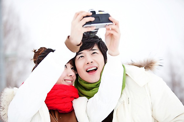 포토 JPG 주간 해외기획촬영 커플 계절 여자 남자 여행 겨울 2010년일본 자연 눈사람 웃음 사람 동양인 상반신 20대 성인 야외 두명 앞모습 일본 사진촬영 한국인 추위 올려보기 눈 셀프카메라 겨울여행 즐거움 청년만 성인만 국내포토 자연요소 감정 아시아 뷰포인트 관계 모션 날씨 표정 인종 청년 촬영 생태계 파일형식