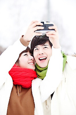 포토 JPG 주간 해외기획촬영 커플 계절 여자 남자 여행 겨울 2010년일본 자연 눈사람 웃음 사람 동양인 상반신 20대 성인 야외 두명 앞모습 일본 사진촬영 한국인 추위 올려보기 눈 셀프카메라 겨울여행 즐거움 청년만 성인만 국내포토 자연요소 감정 아시아 뷰포인트 관계 모션 날씨 표정 인종 청년 촬영 생태계 파일형식