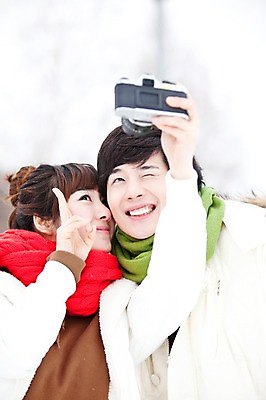 포토 JPG 주간 해외기획촬영 커플 계절 여자 남자 여행 포즈 겨울 2010년일본 모션 자연 눈사람 윙크 사람 동양인 손짓 상반신 20대 성인 야외 두명 앞모습 일본 사진촬영 한국인 추위 올려보기 눈 셀프카메라 겨울여행 브이 청년만 성인만 국내포토 자연요소 아시아 뷰포인트 관계 날씨 표정 인종 청년 촬영 생태계 파일형식