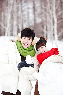포토 JPG 주간 나무 해외기획촬영 커플 계절 여자 남자 여행 겨울 2010년일본 자연 눈사람 휴식 사람 동양인 상반신 20대 성인 야외 두명 앞모습 일본 기댐 한국인 추위 눈 겨울여행 귀마개 눈내림 청년만 성인만 국내포토 자연요소 식물 잡화 아시아 뷰포인트 컨셉 관계 모션 날씨 눈_날씨 인종 청년 생태계 파일형식