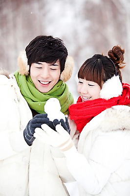 포토 JPG 주간 나무 해외기획촬영 커플 계절 여자 남자 여행 겨울 2010년일본 자연 눈사람 휴식 사람 동양인 상반신 20대 성인 야외 두명 앞모습 일본 기댐 한국인 추위 눈 겨울여행 귀마개 눈내림 청년만 성인만 내려보기 국내포토 자연요소 식물 잡화 아시아 뷰포인트 컨셉 관계 모션 날씨 눈_날씨 인종 청년 생태계 파일형식