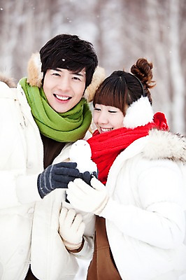 포토 JPG 주간 나무 해외기획촬영 커플 계절 여자 남자 여행 겨울 2010년일본 자연 눈사람 휴식 사람 동양인 상반신 20대 성인 야외 두명 앞모습 일본 기댐 한국인 추위 눈 겨울여행 귀마개 눈내림 청년만 성인만 국내포토 자연요소 식물 잡화 아시아 뷰포인트 컨셉 관계 모션 날씨 눈_날씨 인종 청년 생태계 파일형식