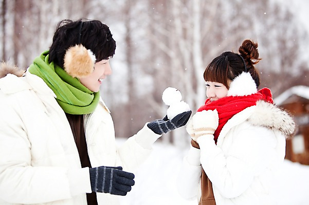 포토 JPG 주간 나무 해외기획촬영 커플 계절 여자 남자 여행 겨울 2010년일본 자연 눈사람 휴식 주택 사람 동양인 상반신 20대 성인 야외 두명 일본 한국인 추위 눈 통나무집 겨울여행 귀마개 눈내림 청년만 성인만 국내포토 자연요소 식물 잡화 아시아 컨셉 관계 날씨 눈_날씨 인종 청년 건물 생태계 파일형식