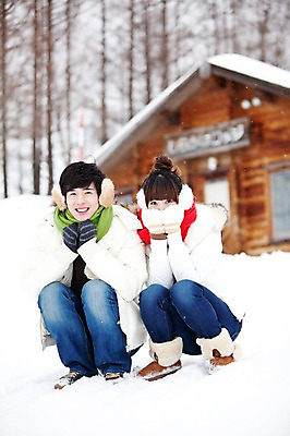 포토 JPG 주간 전신 해외기획촬영 커플 계절 여자 남자 로우앵글 여행 겨울 2010년일본 자연 휴식 주택 웃음 사람 앉기 동양인 20대 성인 야외 두명 앞모습 일본 한국인 추위 눈 통나무집 겨울여행 귀마개 즐거움 청년만 성인만 국내포토 자연요소 잡화 감정 아시아 뷰포인트 컨셉 관계 모션 날씨 표정 인종 청년 건물 생태계 파일형식