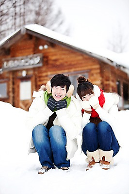 포토 JPG 주간 전신 해외기획촬영 커플 계절 여자 남자 여행 겨울 2010년일본 자연 휴식 주택 웃음 사람 앉기 동양인 20대 성인 야외 두명 앞모습 일본 한국인 추위 눈 통나무집 겨울여행 귀마개 즐거움 청년만 성인만 국내포토 자연요소 잡화 감정 아시아 뷰포인트 컨셉 관계 모션 날씨 표정 인종 청년 건물 생태계 파일형식