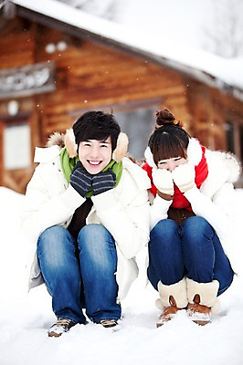 포토 JPG 주간 전신 해외기획촬영 커플 계절 여자 남자 여행 겨울 2010년일본 자연 휴식 주택 웃음 사람 앉기 동양인 20대 성인 야외 두명 앞모습 일본 한국인 추위 눈 통나무집 겨울여행 귀마개 즐거움 청년만 성인만 국내포토 자연요소 잡화 감정 아시아 뷰포인트 컨셉 관계 모션 날씨 표정 인종 청년 건물 생태계 파일형식