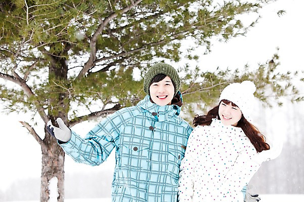 포토 JPG 주간 나무 해외기획촬영 커플 계절 여자 남자 여행 포즈 겨울 2010년일본 모션 자연 스키장 웃음 사람 동양인 상반신 20대 성인 야외 두명 앞모습 한국인 눈 겨울여행 즐거움 스키복 눈내림 청년만 성인만 국내포토 자연요소 식물 옷 감정 뷰포인트 관계 날씨 스키 눈_날씨 표정 인종 청년 생태계 파일형식